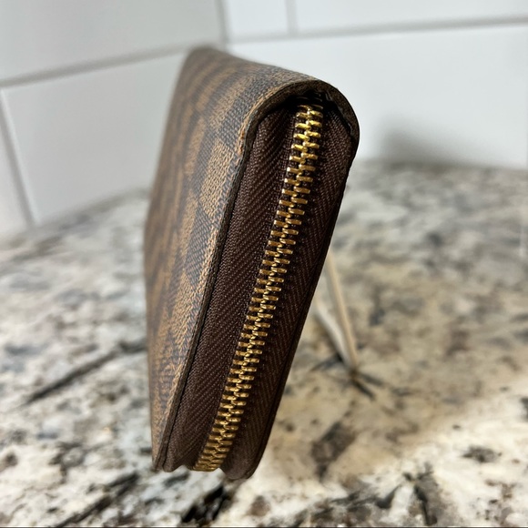 Authentic Louis Vuitton Zippy Wallet - Picture 7 of 8
